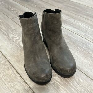 Grey Sorel Wedge with Zipper